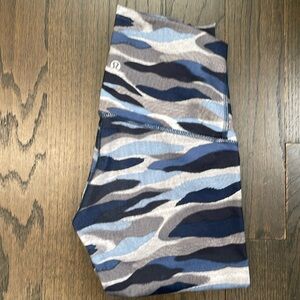 Lulu Lemon size 4 leggings. Full length.